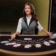 Dealer Speed Blackjack menampilkan kartu dengan jelas di studio menang33